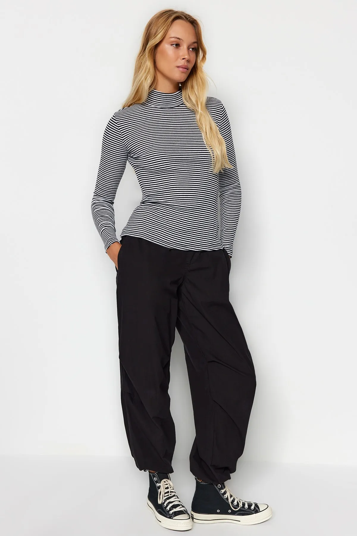 Trendyol Collection  Ecru-schwarz gestreifte, taillierte, langärmlige, gerippte, dehnbare Strickbluse mit hohem Kragen TWOAW21BZ0423