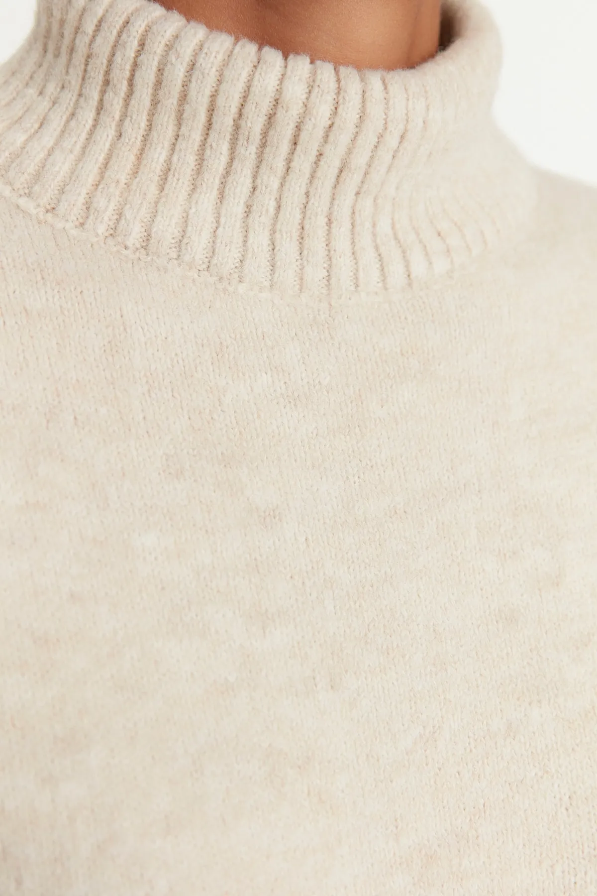 Trendyol Collection  Stone Wide Fit Weicher strukturierter Strickpullover mit Stehkragen TWOAW23KZ00469