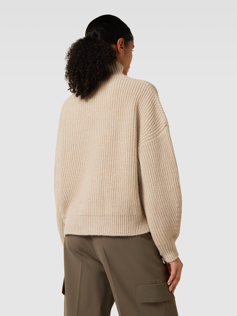 Strickpullover mit Stehkragen und überschnittenen Schultern in sand meliert
