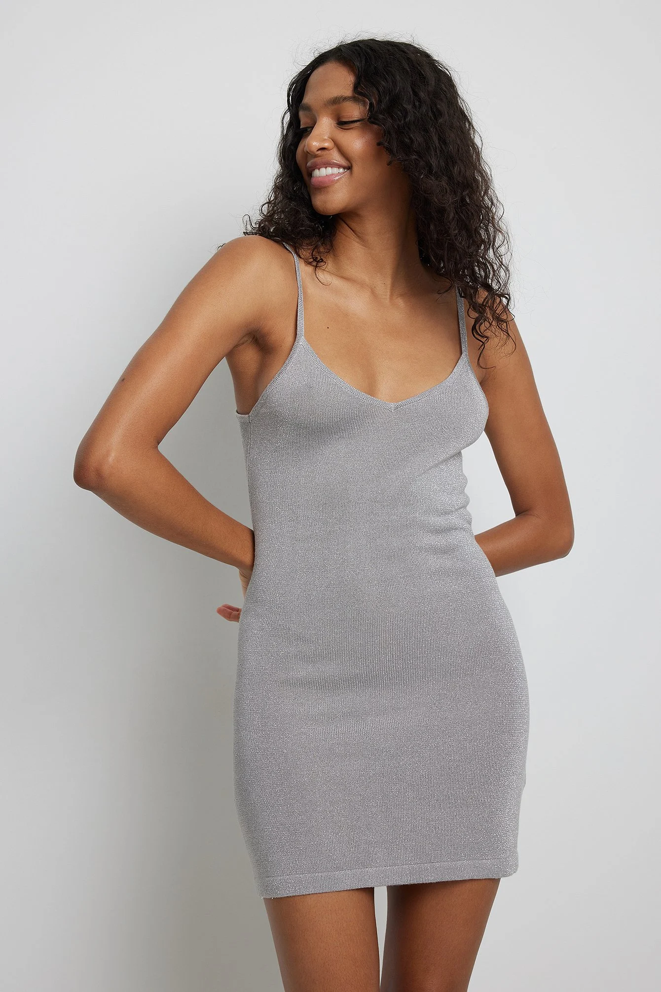 Glitzer-Strickkleid mit tiefem Rücken