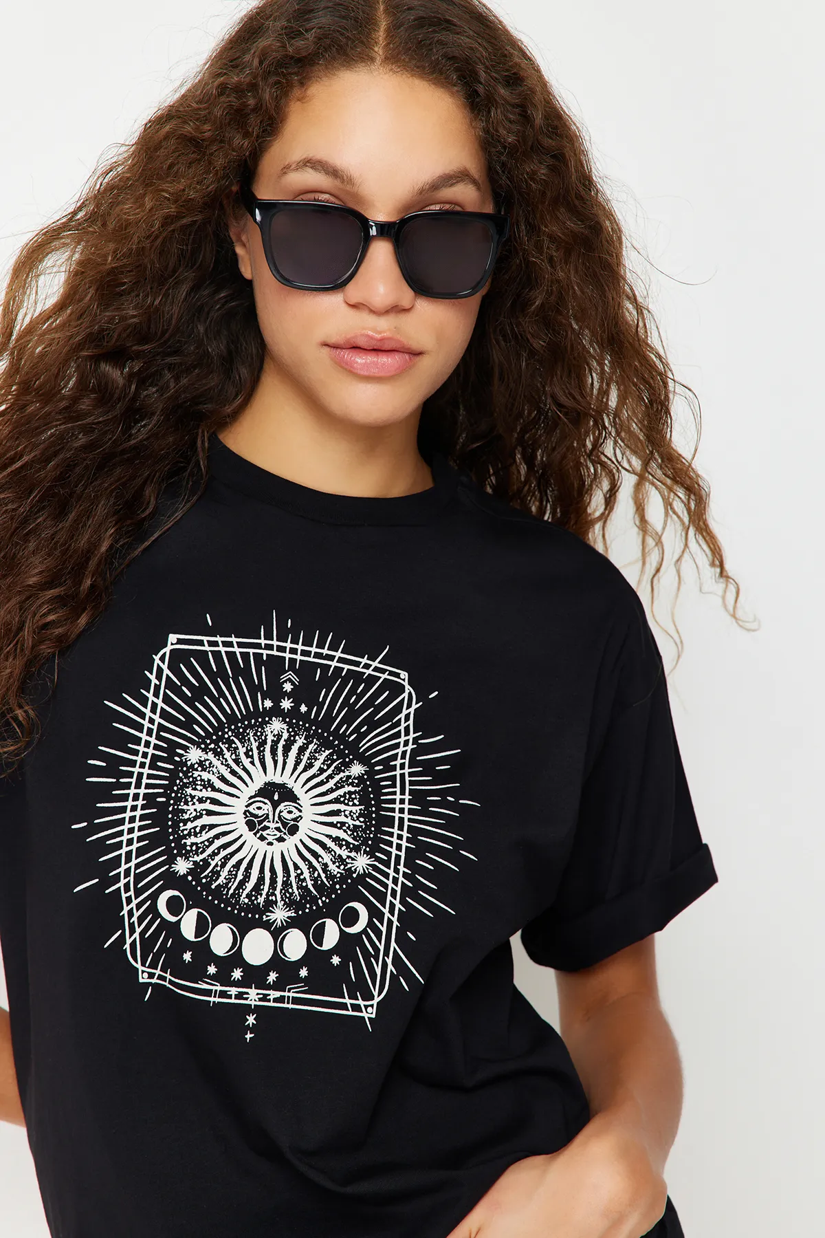 Trendyol Collection  Schwarzes, bedrucktes, übergroßes/weit geschnittenes Strick-T-Shirt mit Rundhalsausschnitt, 100 % Baumwolle TWOSS20TS0247