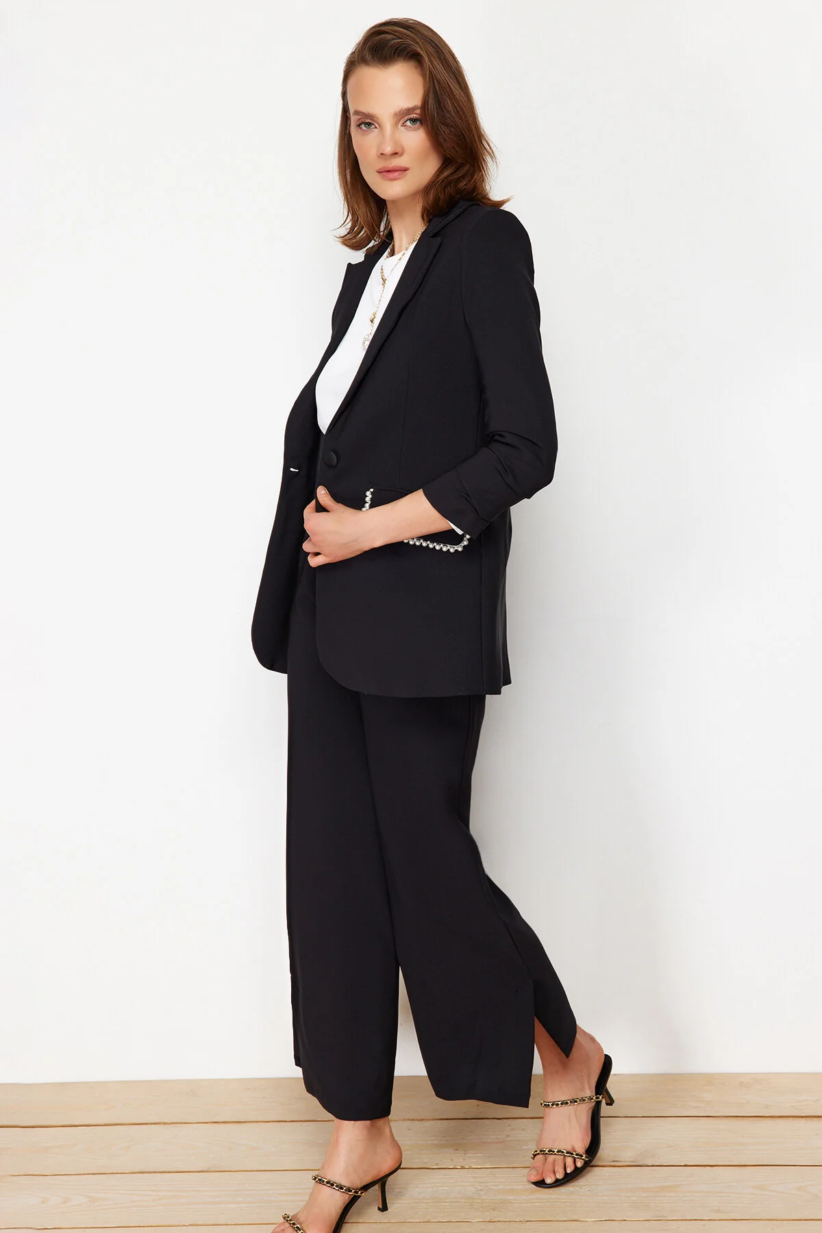 Trendyol Modest  Schwarzer Anzug aus Crêpe mit Perlendetails, Jacke, Hose, gewebter Unterteil und Oberteil TCTSS24US00011