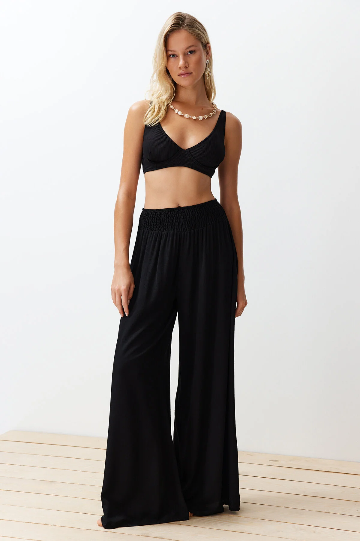 Trendyol Collection  Schwarze Hose mit gewebtem Gipe-Detail TBESS24PL00008