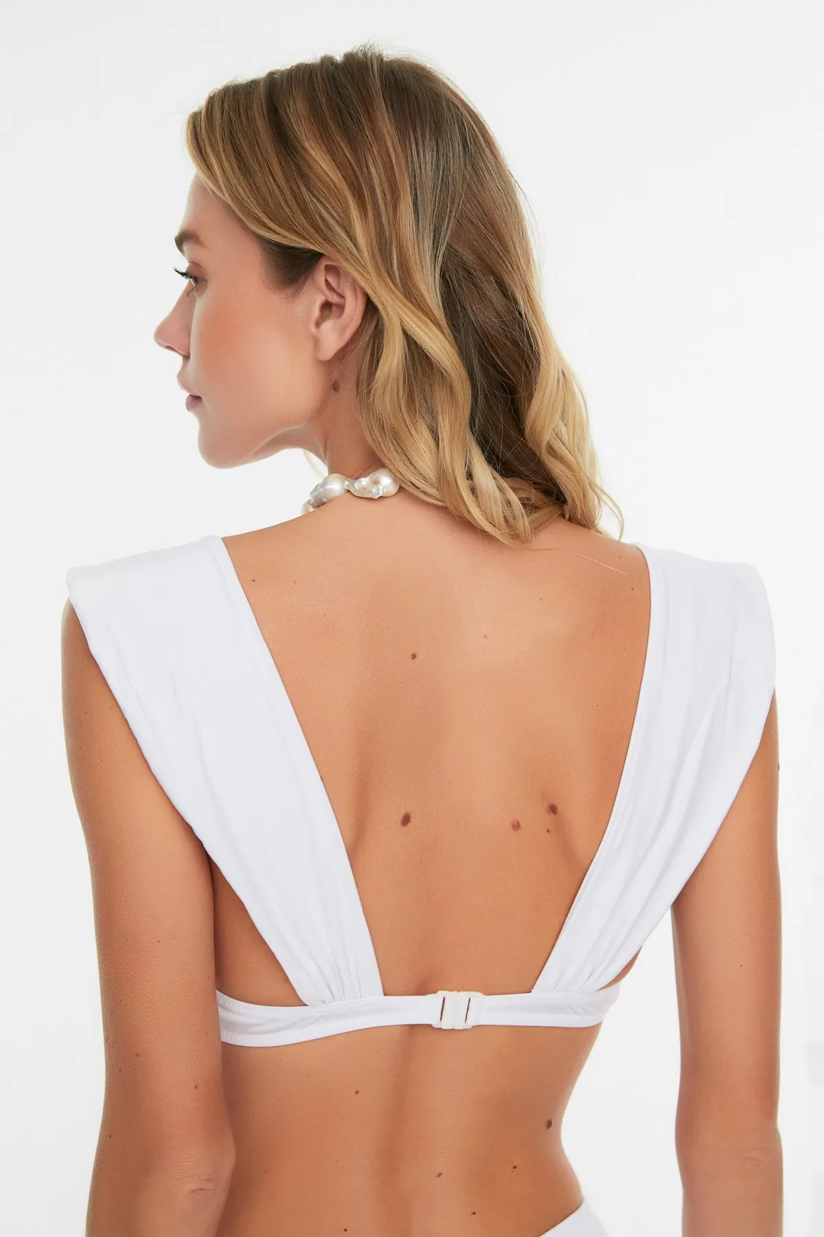 Trendyol Collection  Weißes Bikinioberteil mit dicken Trägern TBESS21BU0319