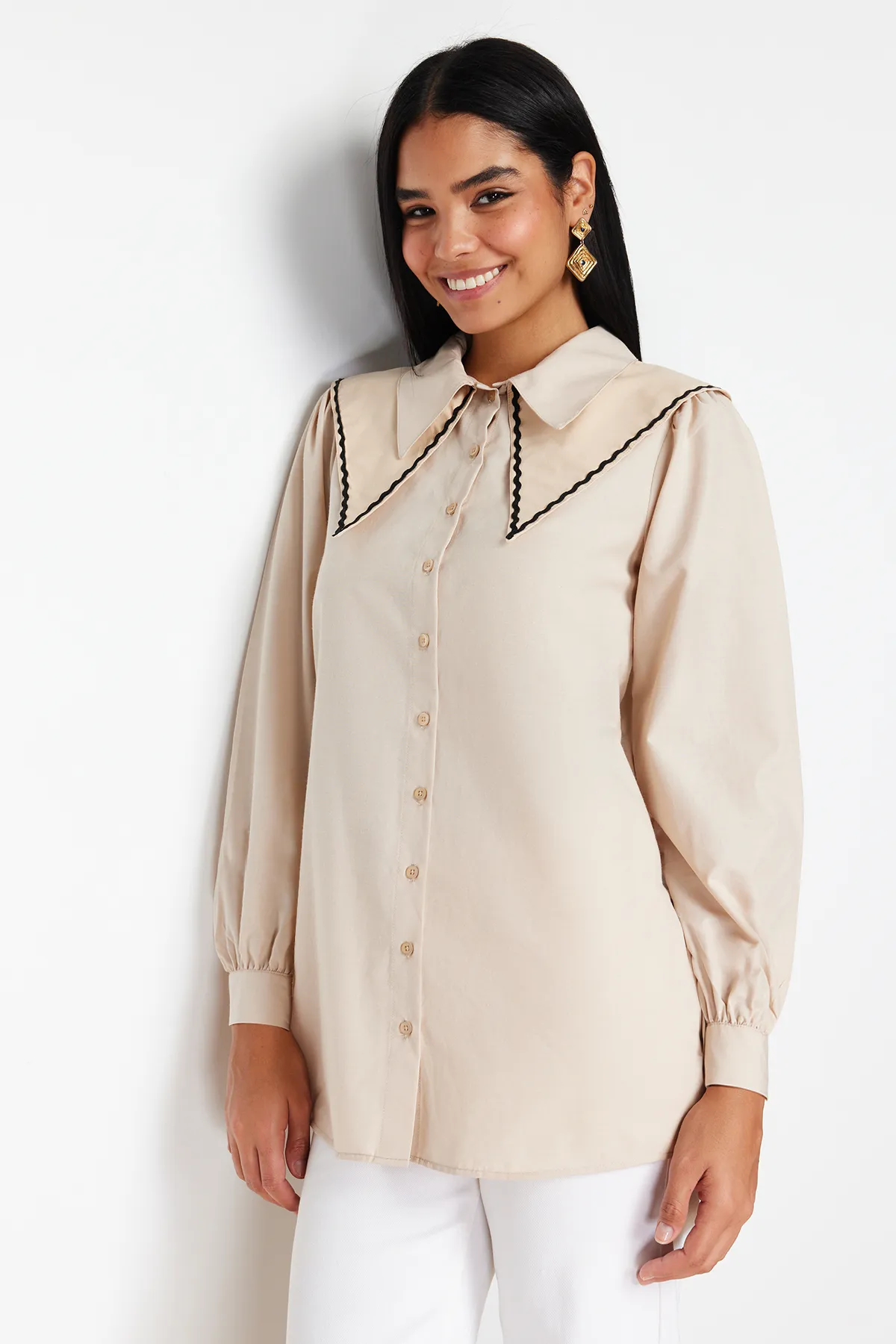 Trendyol Modest  Baumwoll-Gewebtes Hemd mit Steinkragen und Detail TCTSS24TG00009