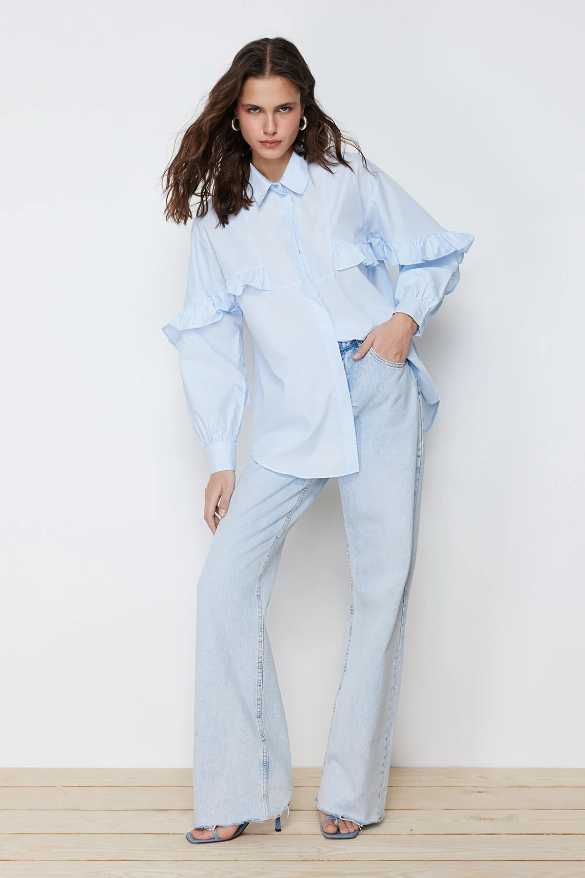 Trendyol Modest  Blaues Hemd aus gewebter Baumwolle mit Rüschendetail TCTSS24TG00019