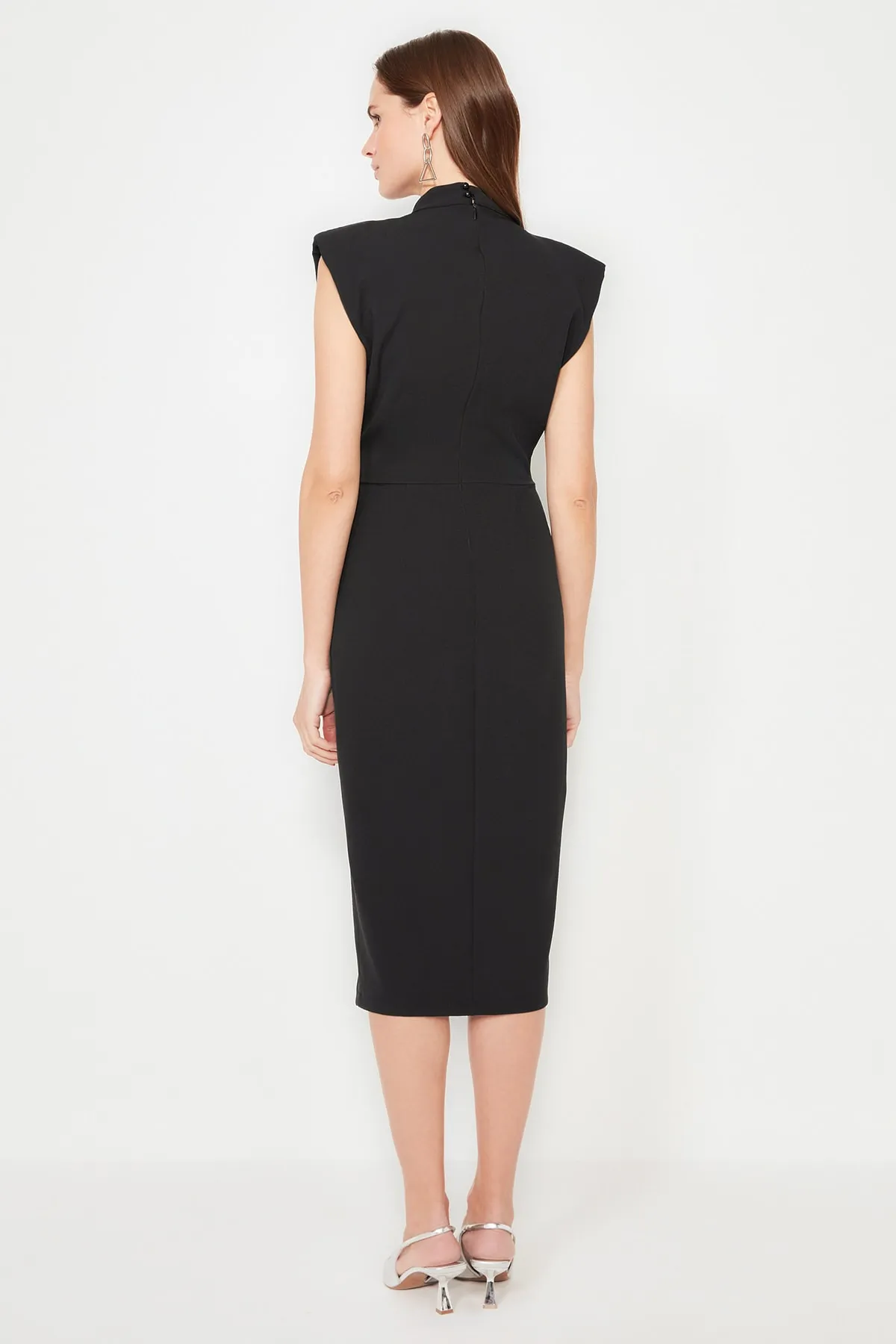 Trendyol Collection  Schwarzes, figurbetontes, elegantes Abendkleid mit gewebten Accessoires TPRAW23EL00169