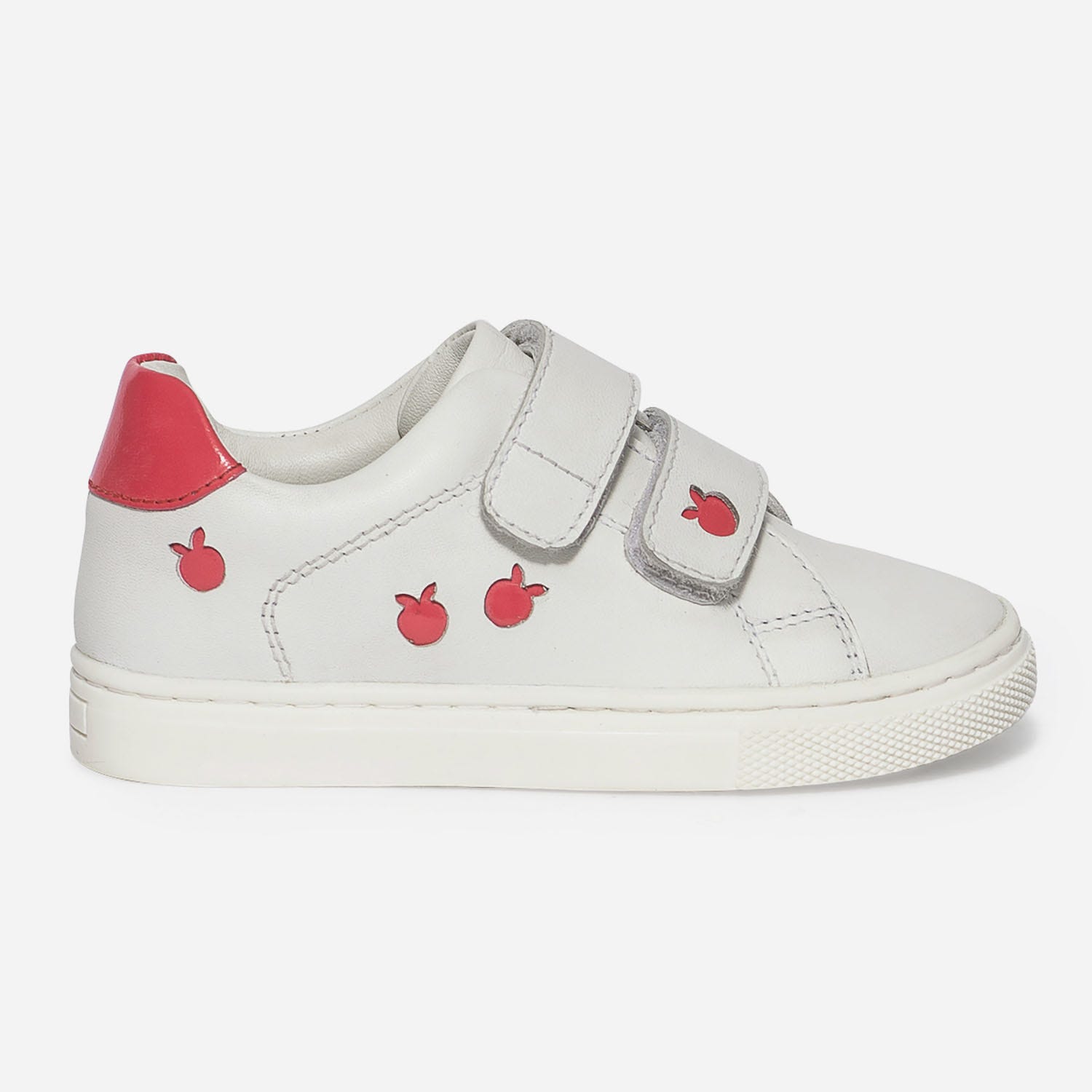 Tennis blanche à découpes pommes rouges