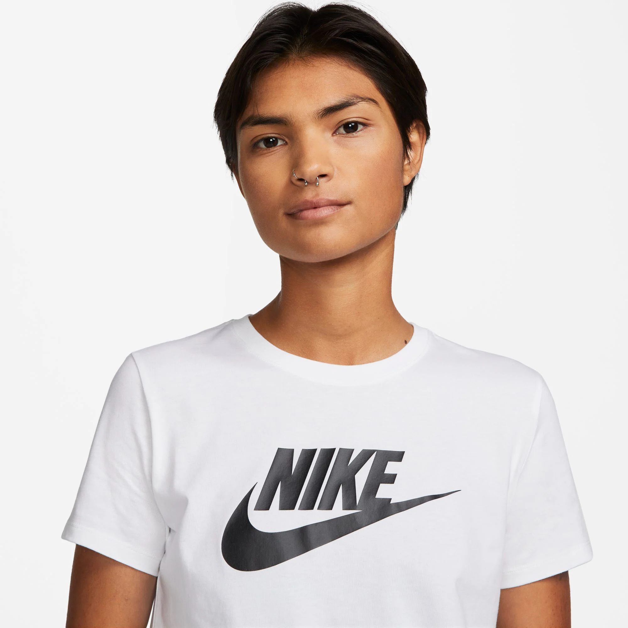 New Sportswear Essential Icon Futura T-Shirt Damen - Weiß