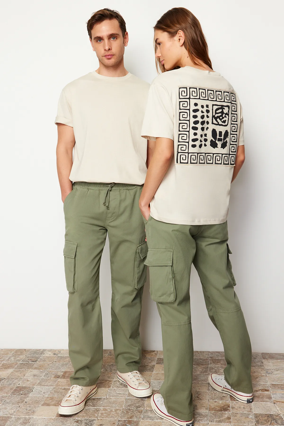 Trendyol Collection  Hellkhakifarbene Unisex-Hose mit Cargotaschen, reguläre Passform, TMNSS24PL00003