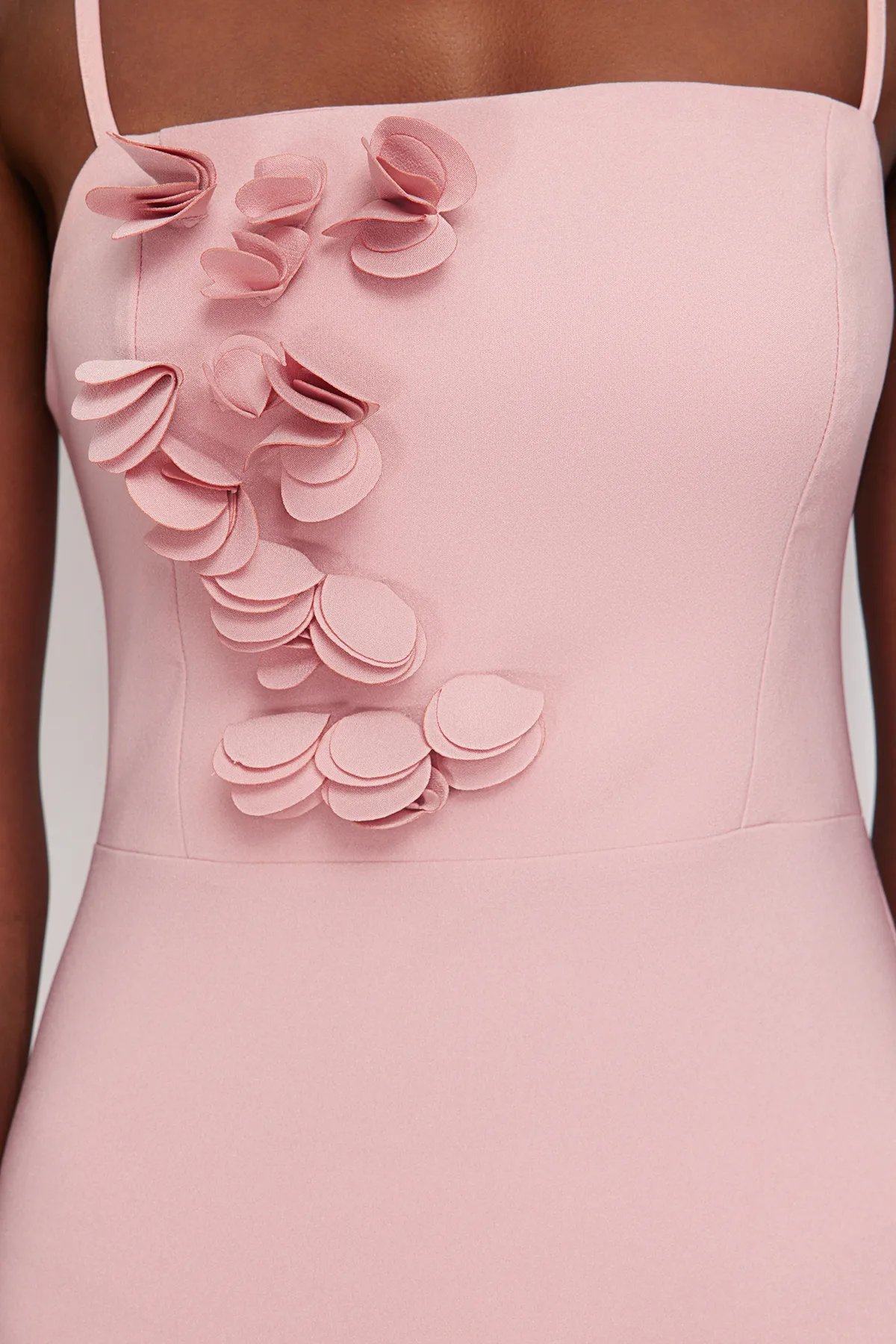 Trendyol Collection  Puderfarbenes, körperbetontes, gewebtes, florales, elegantes Abendkleid TPRSS24EL00114