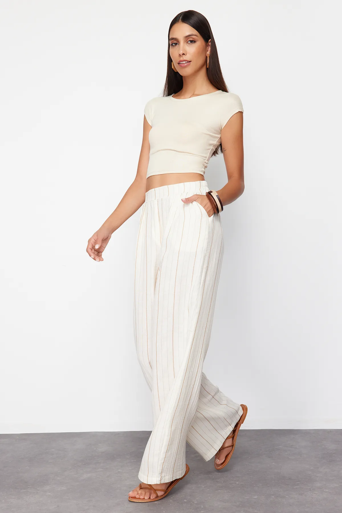 Trendyol Collection  Ecru gestreifte Hose mit weitem Bein/Webhose mit weitem Bein TWOSS24PL00145