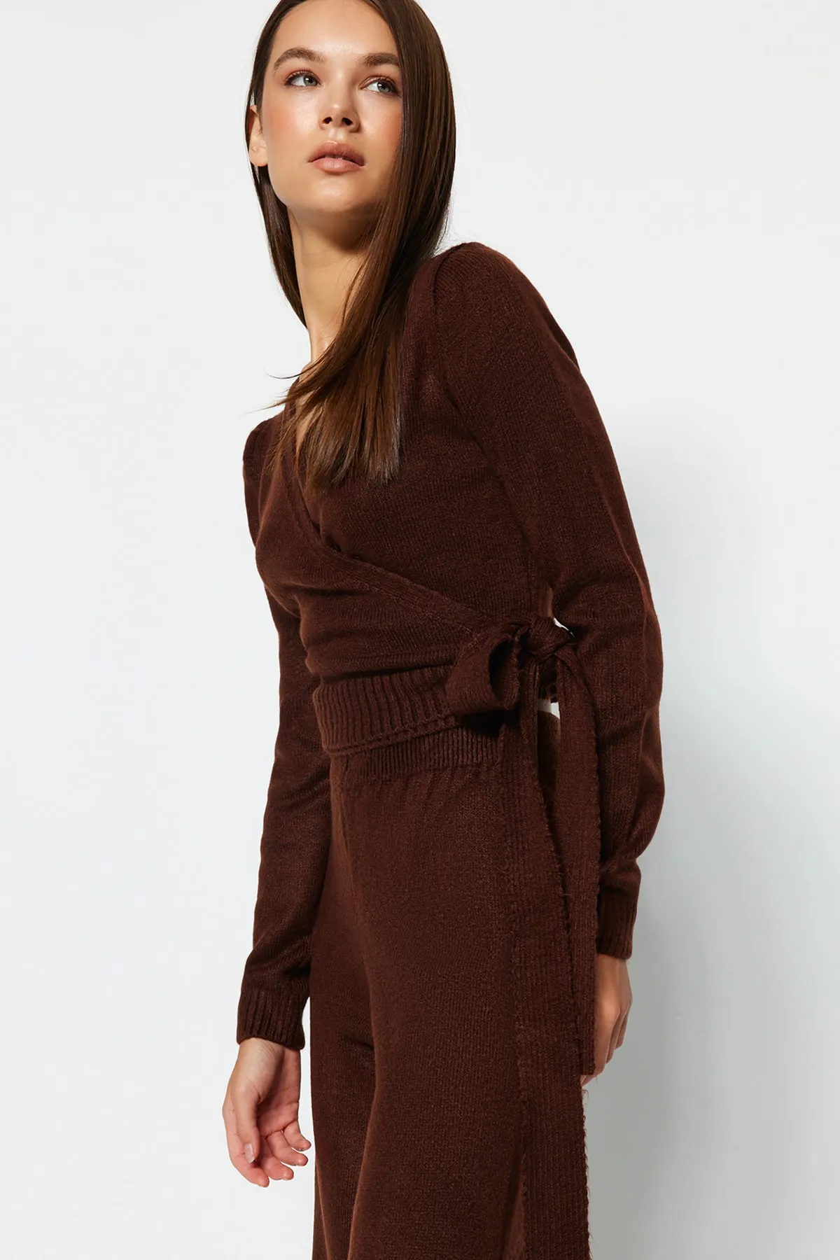 Trendyol Collection  Braunes, kurzes Strickoberteil und -unterteil-Set TWOAW24AU00016