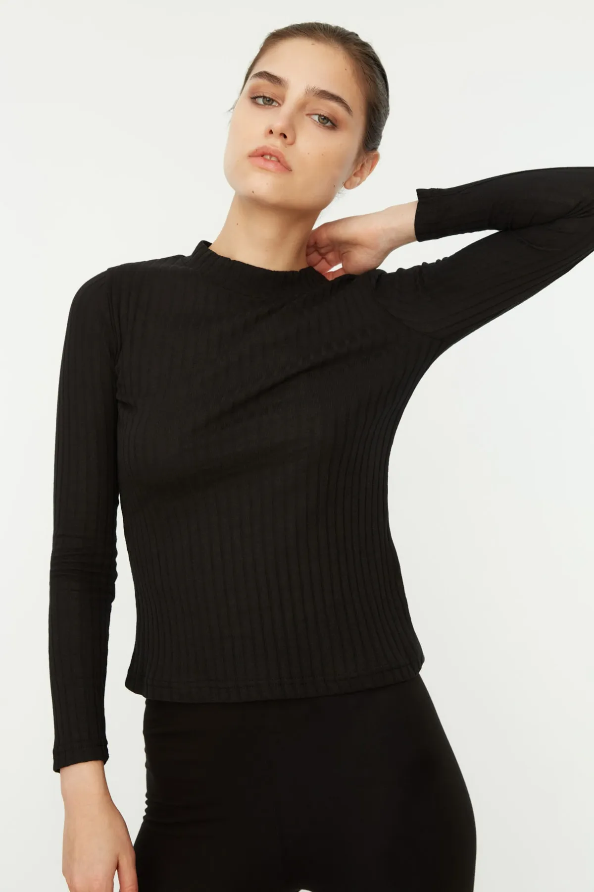 Trendyol Collection  Schwarze, gerippte, flexible Slim-Fit-Strickbluse mit hohem Kragen TWOAW20BZ0200