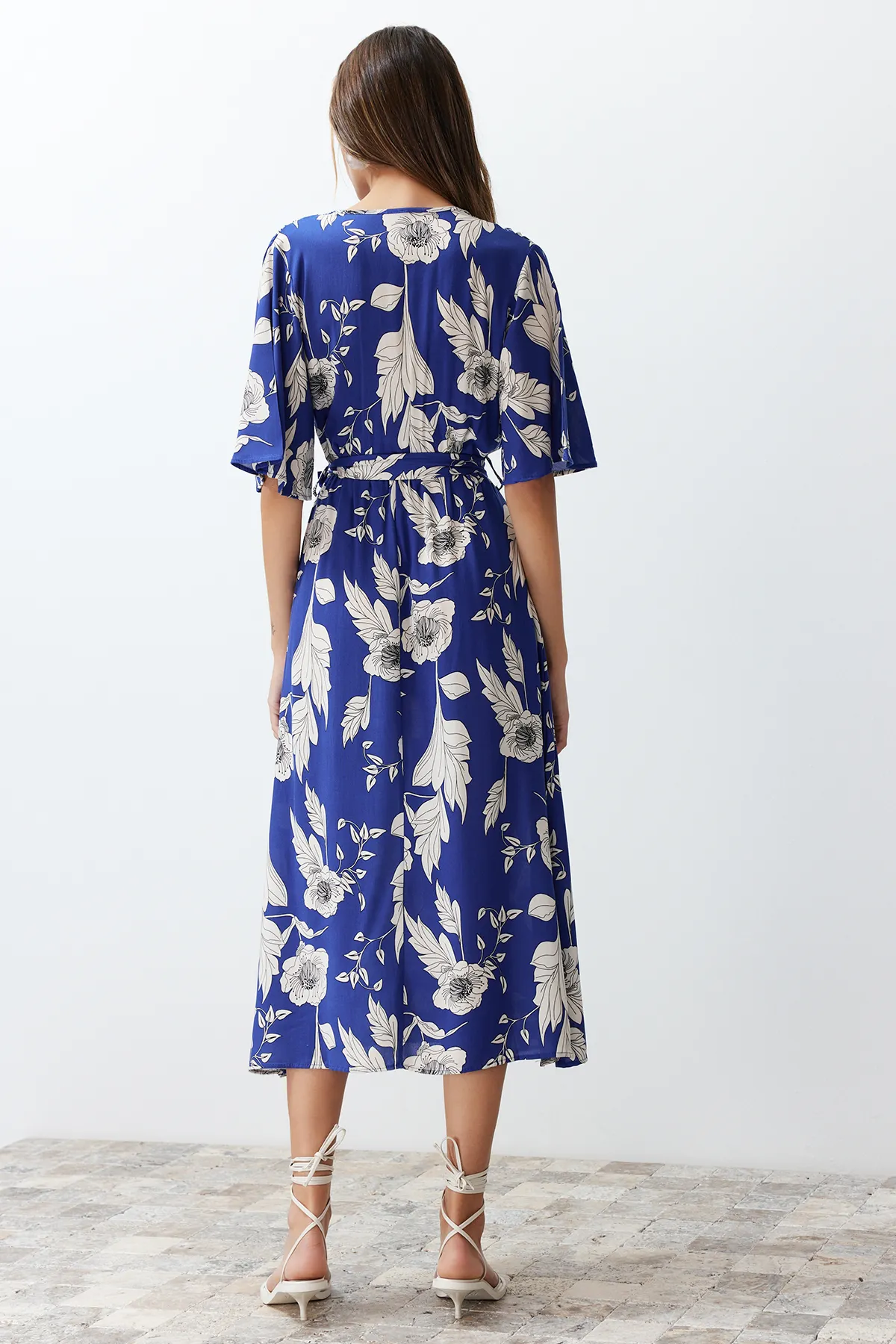 Trendyol Collection  Blaues A-Linien-Midikleid aus Webstoff mit Blumenmuster, Gürtel, Zweireiher-Kragen TWOSS24EL00915