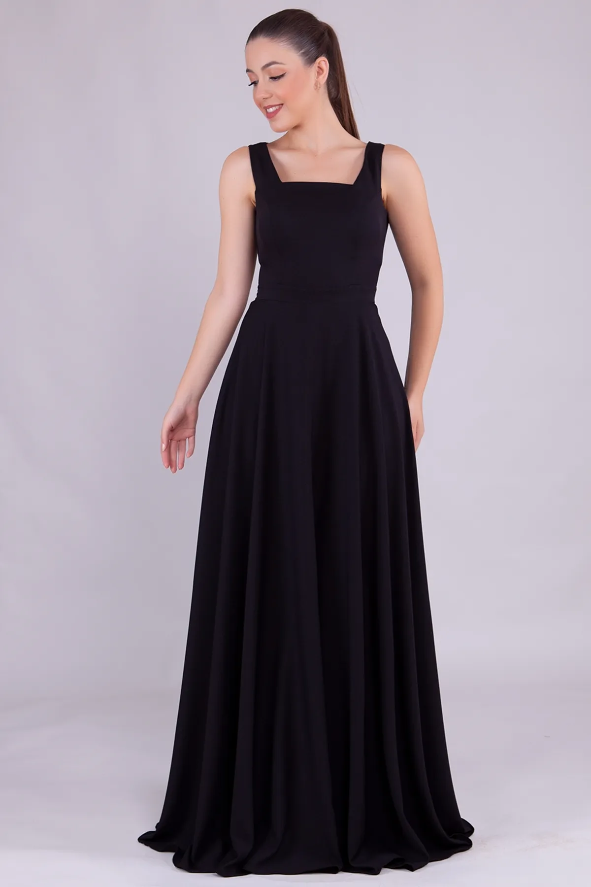 lovebox  Schwarzes Damenkleid aus Atlasstoff mit quadratischem Kragen und dicken Trägern in Maxilänge 413