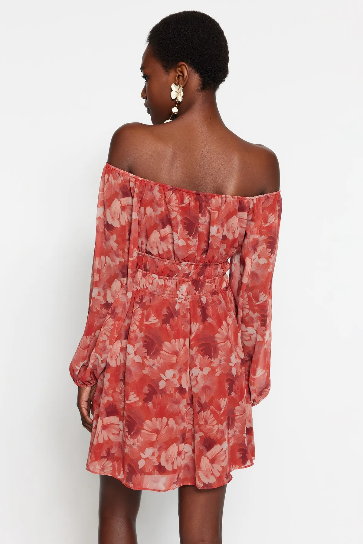 Trendyol Collection  Gerade geschnittenes Mini-Kleid aus gewebtem Chiffon mit Carmen-Kragen und gemustertem Webkleid TWOSS23EL00513