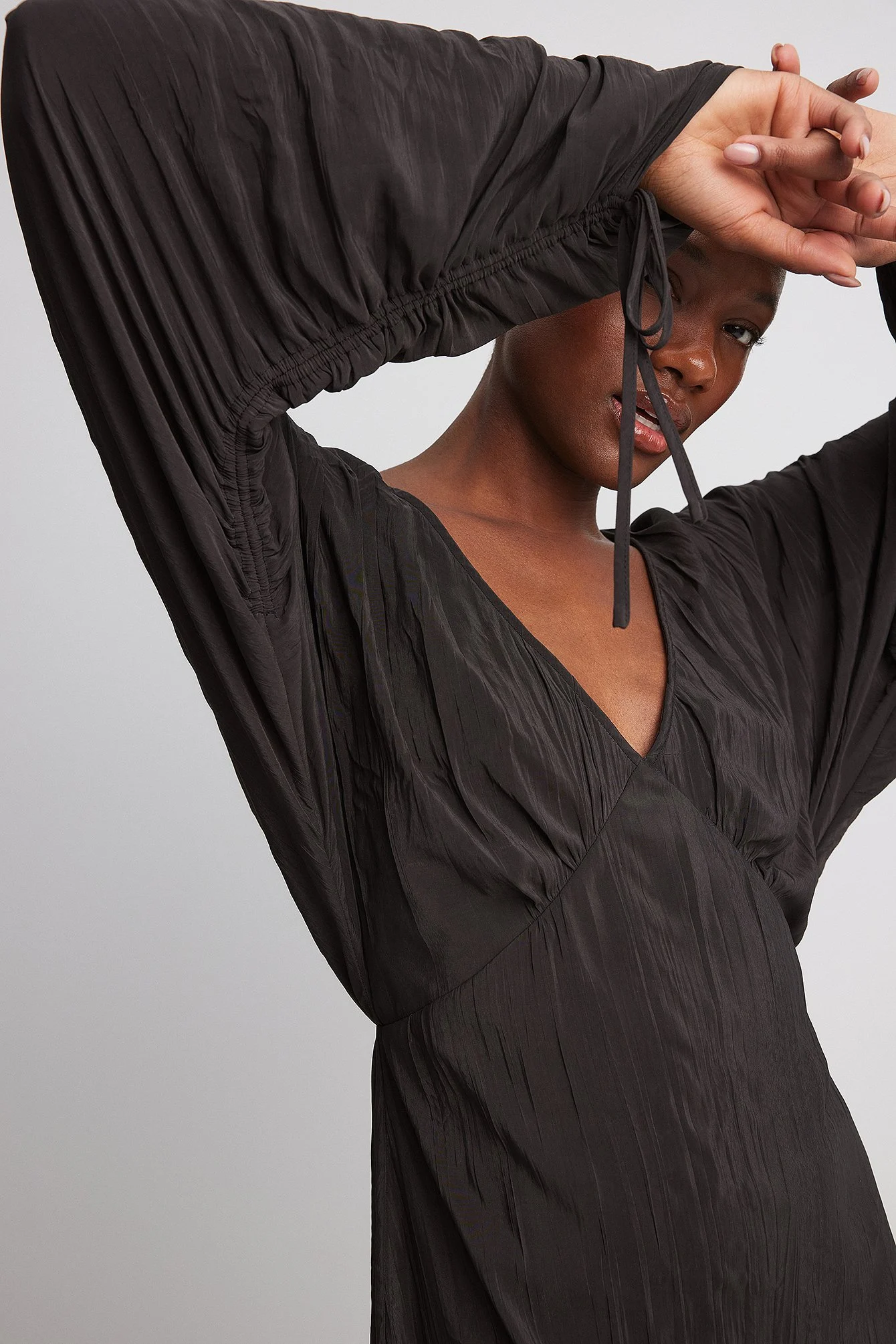 Geknittertes Minikleid mit Schnürung