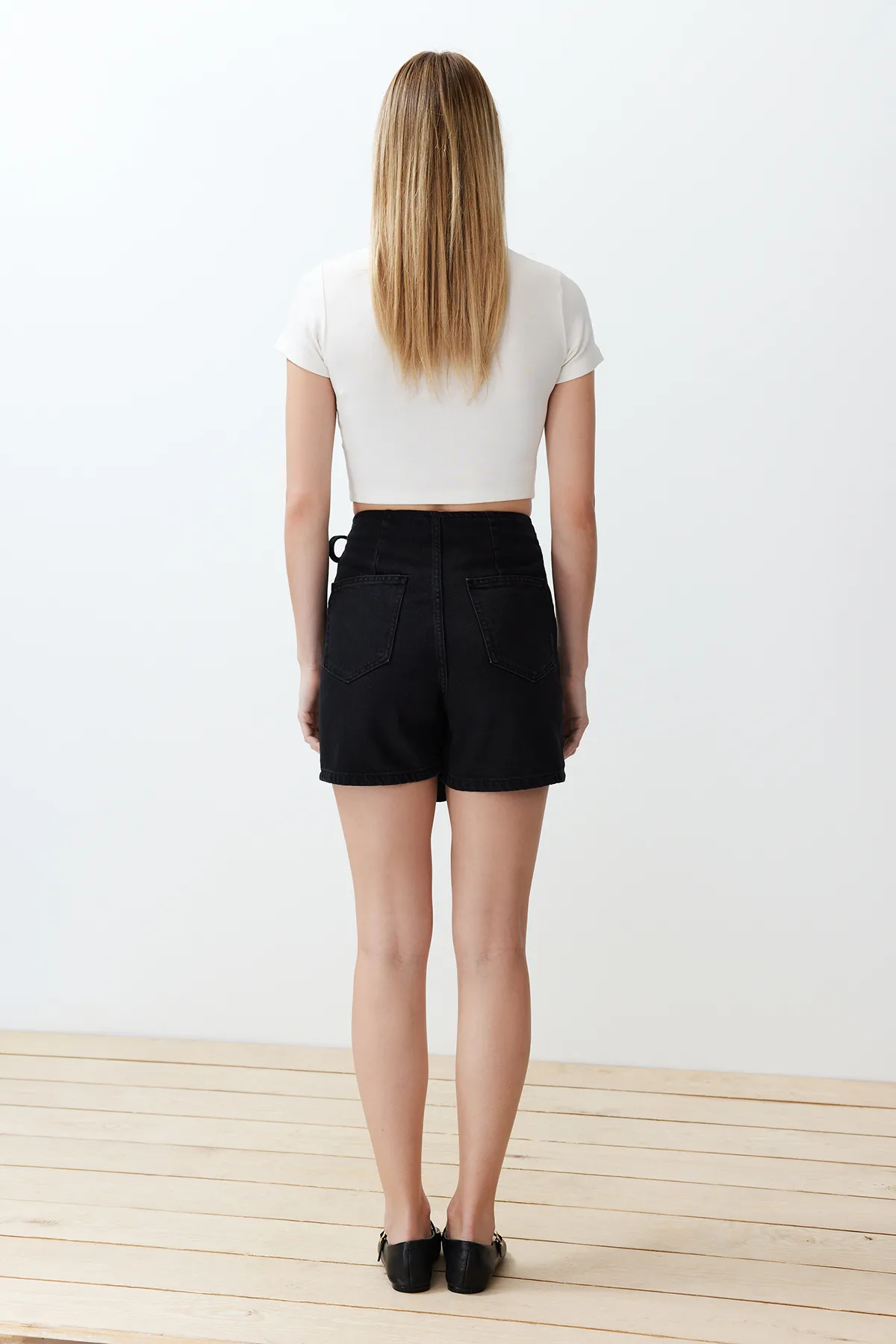 Trendyol Collection  Schwarze asymmetrische Jeansshorts und Bermuda