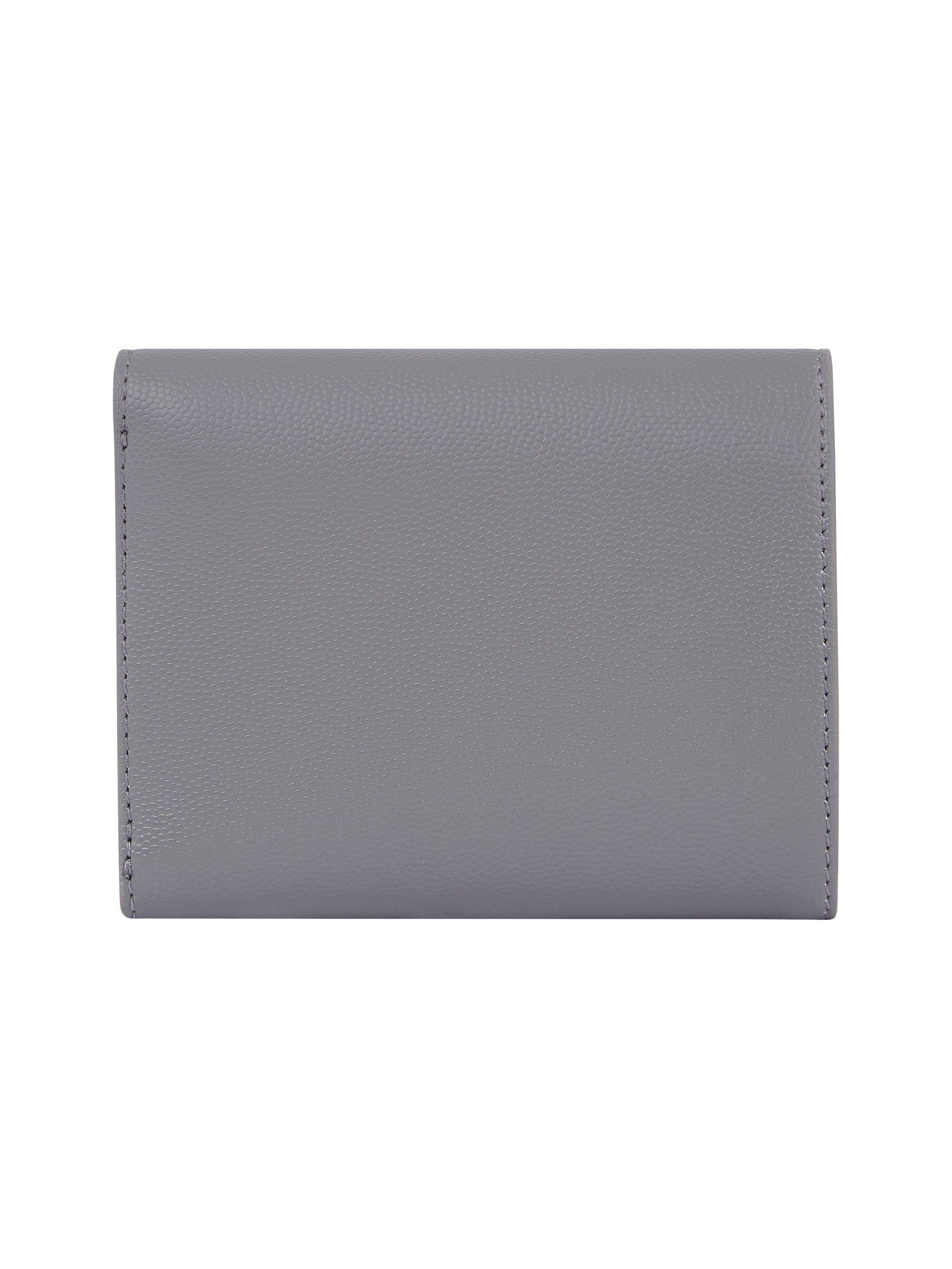 Tommy Hilfiger Geldbörse TH TIMELESS MED FLAP W BILL, mit goldenen Details und TH-Emblem vorne