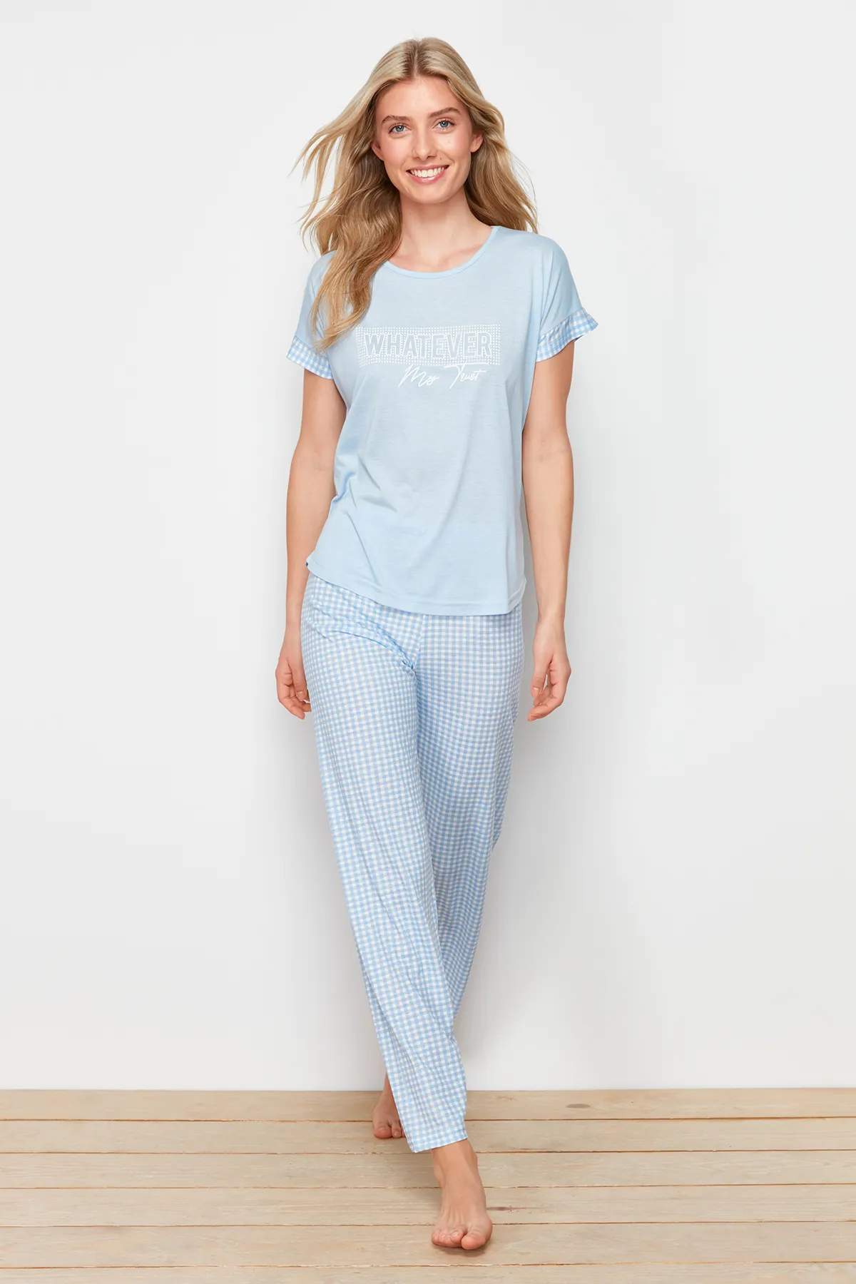 Trendyol Collection  Blaues Pyjama-Set aus Strick mit Gingham-Muster und Slogan-Aufdruck THMSS24PT00364