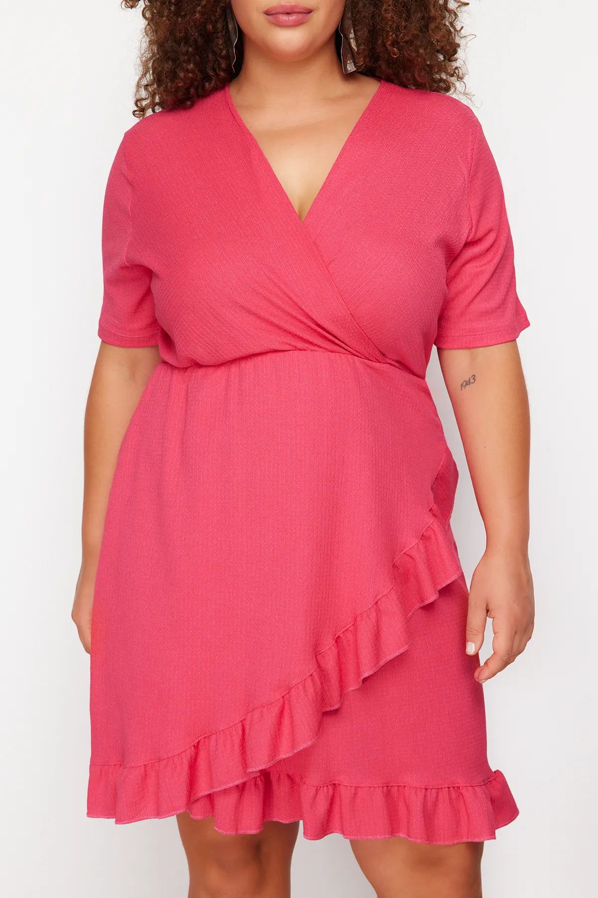 Trendyol Curve  Rosafarbenes, zweireihiges, gerüschtes Strickkleid. Zweireihiges, gerüschtes Mini-Strickkleid mit Volants. TBSSS24AH00037