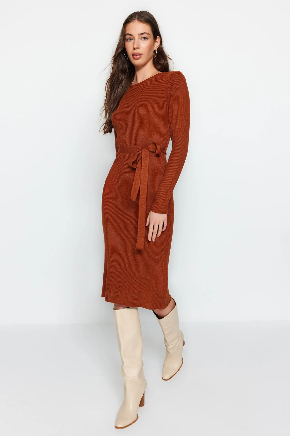 Trendyol Collection  Fliese Midi-Strickkleid mit Gürteldetail TWOAW22EL0009