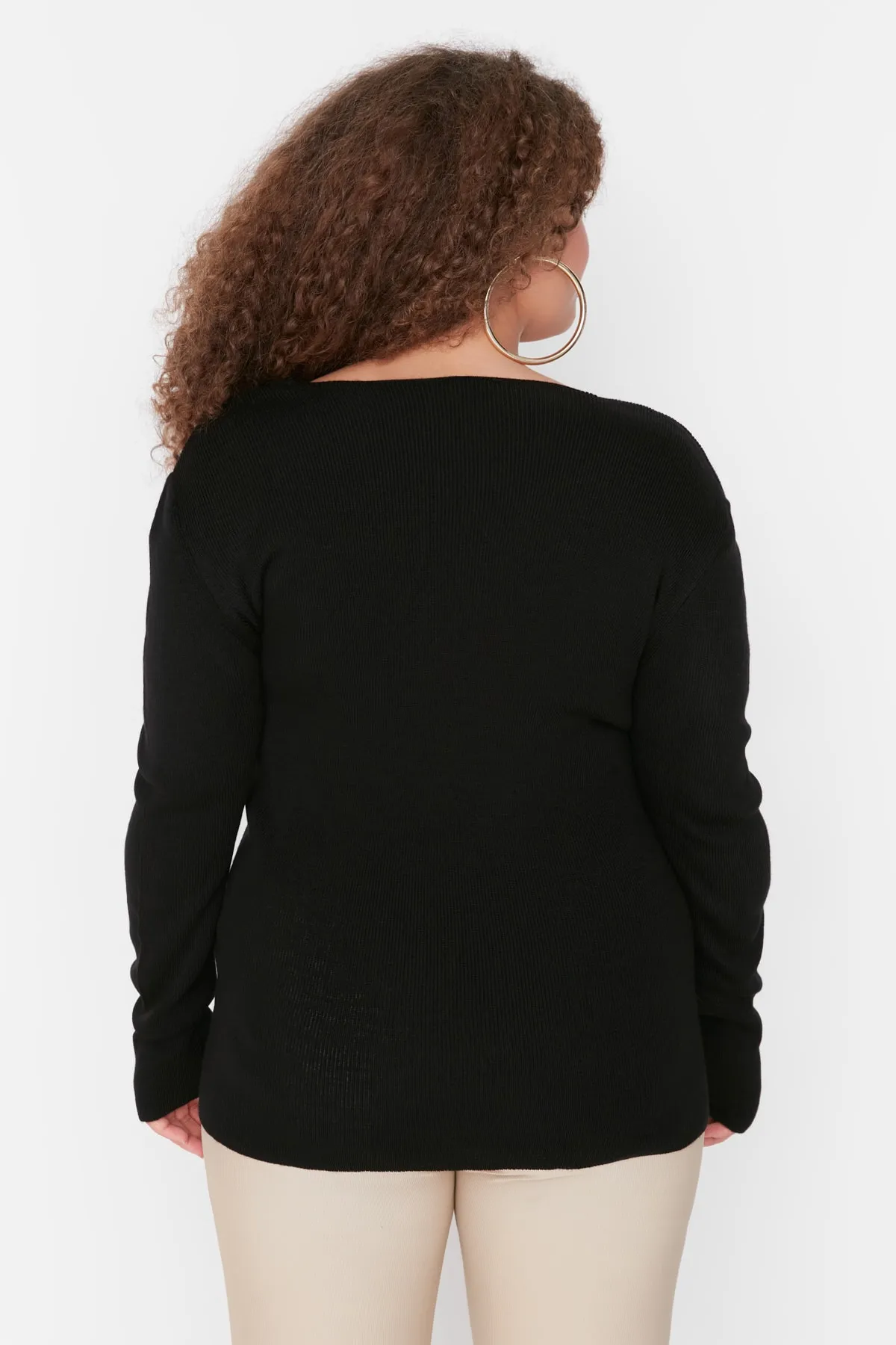 Trendyol Curve  Schwarze Strickbluse mit schmalem Ausschnitt und detailliertem V-Ausschnitt TBBAW23AF00026