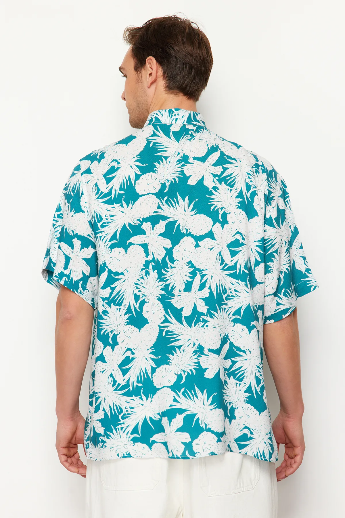 Trendyol Collection  Blaues Unisex-Sommerhemd mit übergroßer Passform und Ananas-Print aus 100 % Viskose, kurzärmlig, fließend, Sommerhemd TMNSS24GO00041