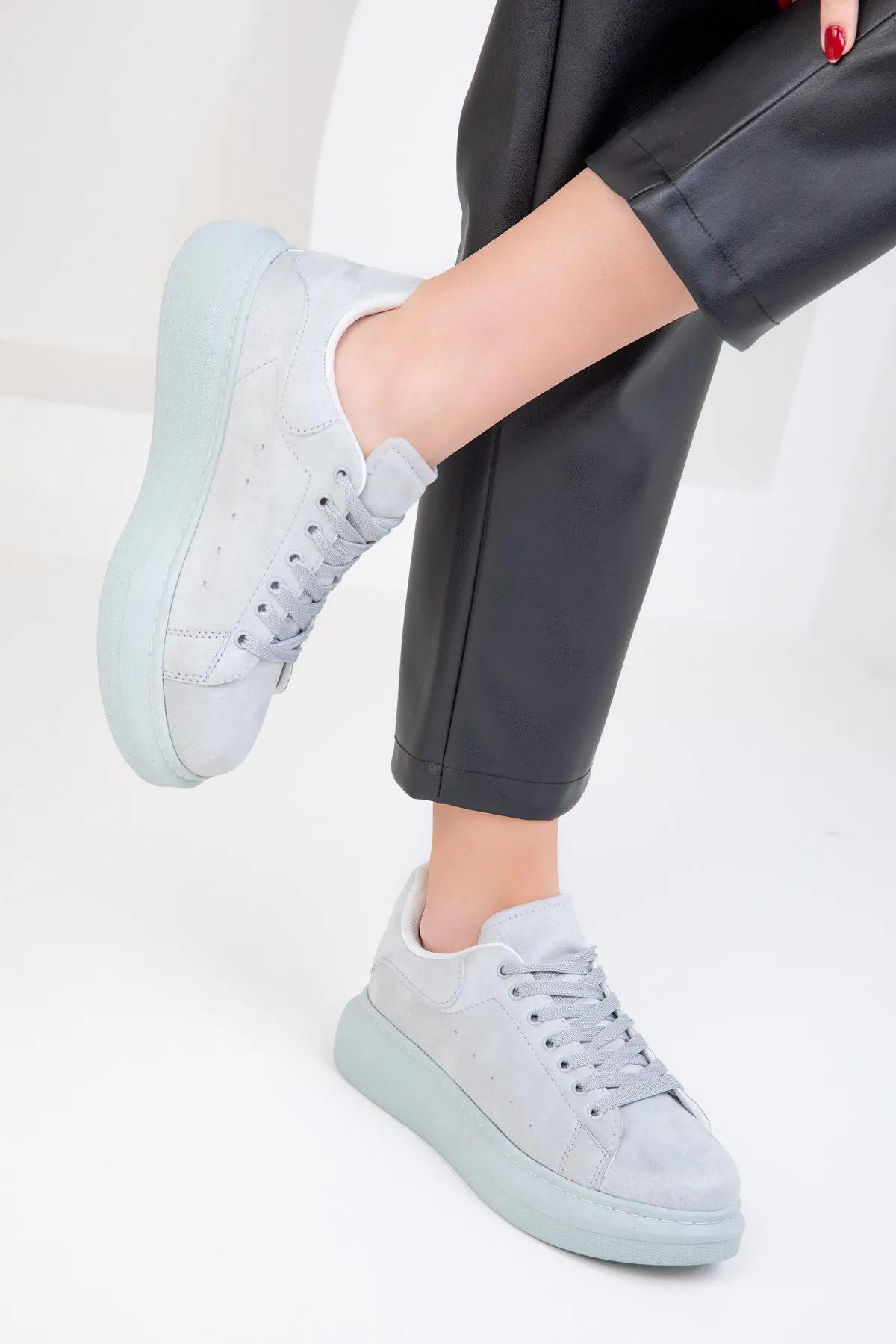 SOHO  Damen-Sneaker aus Eiswildleder 15732