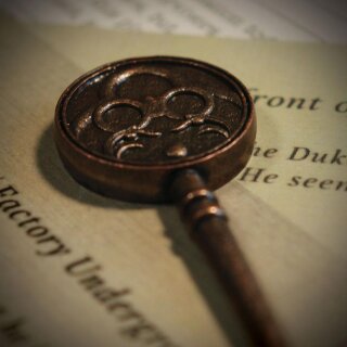Resident Evil VIII Replik - Insignia key (Limited Edition)