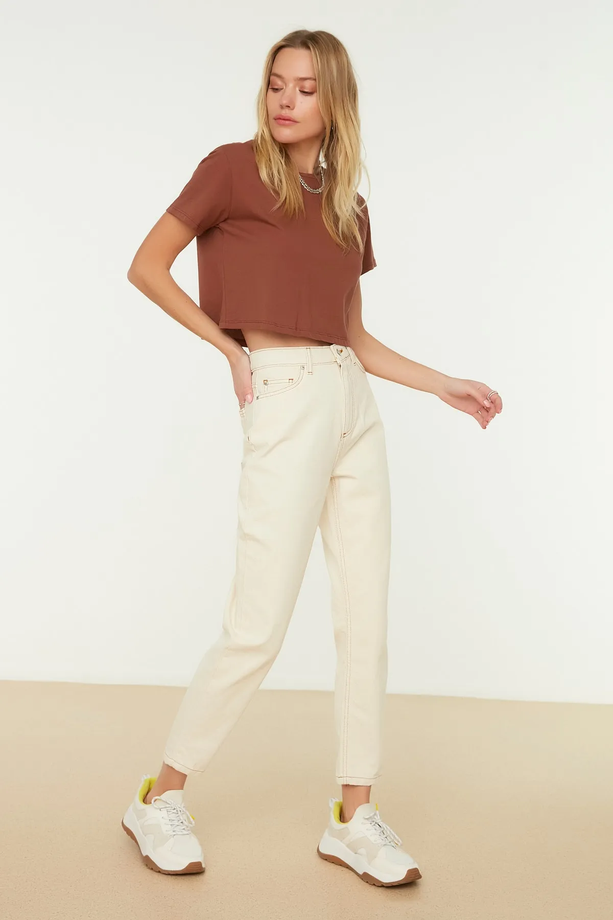 Trendyol Collection  Ecrufarbene Mom-Jeans mit hoher Taille TWOSS20JE0200