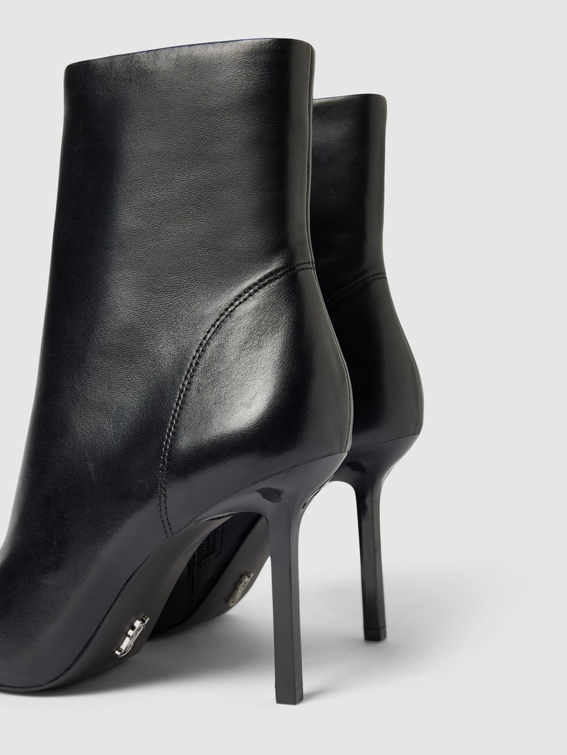 Stiefeletten mit Pfennigabsatz in schwarz