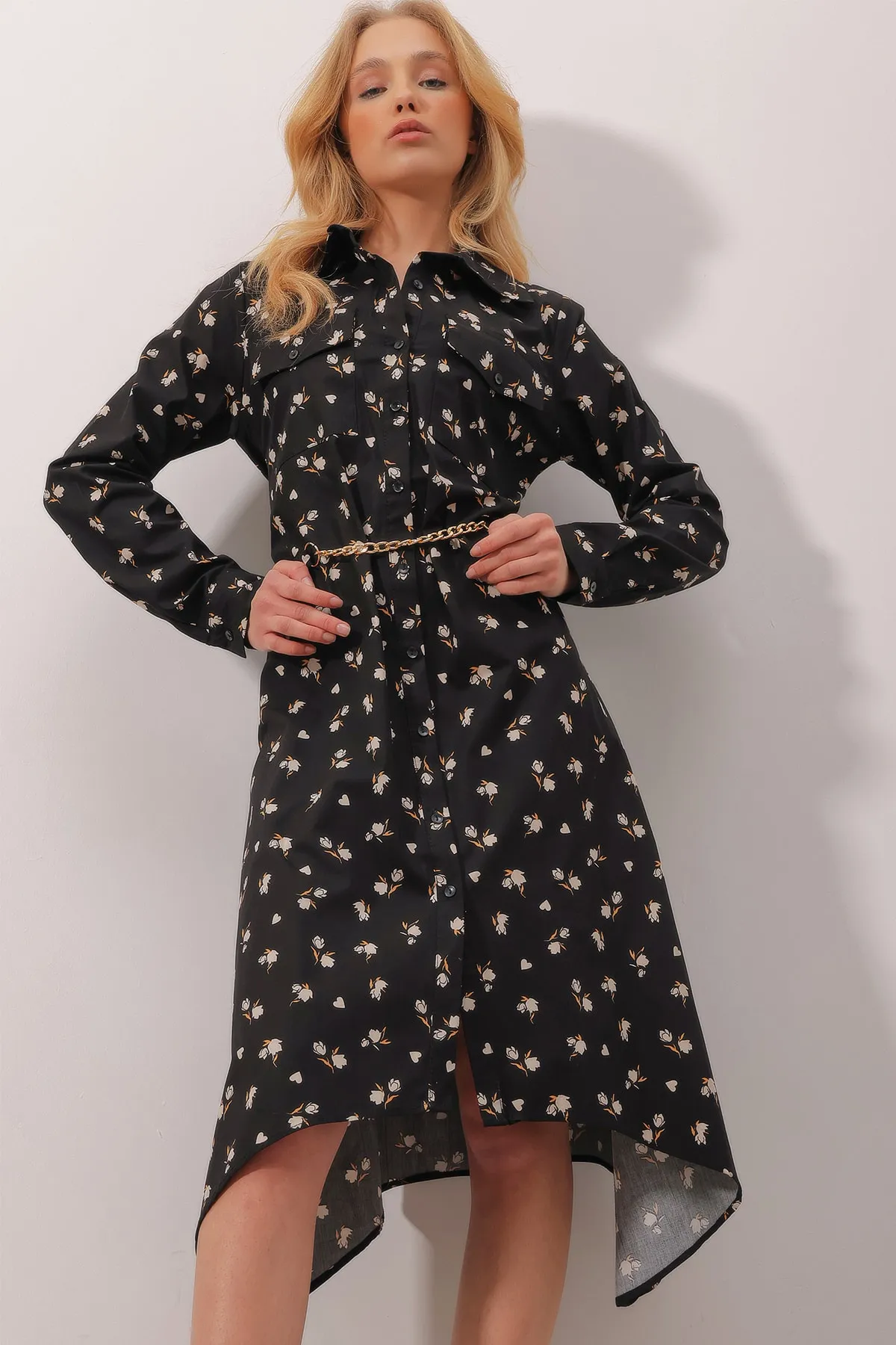 Trend Alaçatı Stili  Schwarzes Popeline-Hemdkleid mit doppelter Tasche, Blumenmuster und Kettengürtel für Damen ALC-X9864
