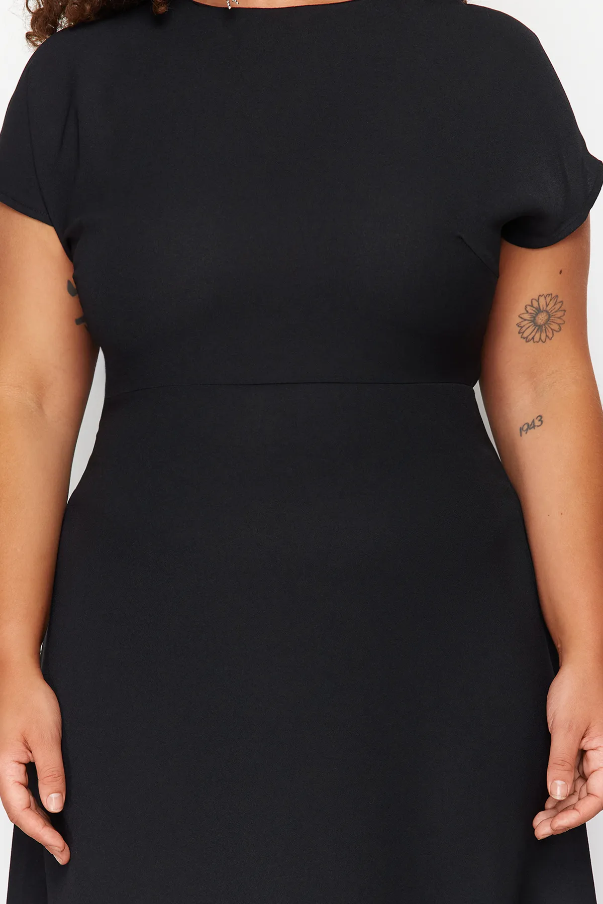 Trendyol Curve  Schwarzes A-Linien-Maxi-Gewebekleid TBBSS24AH00015