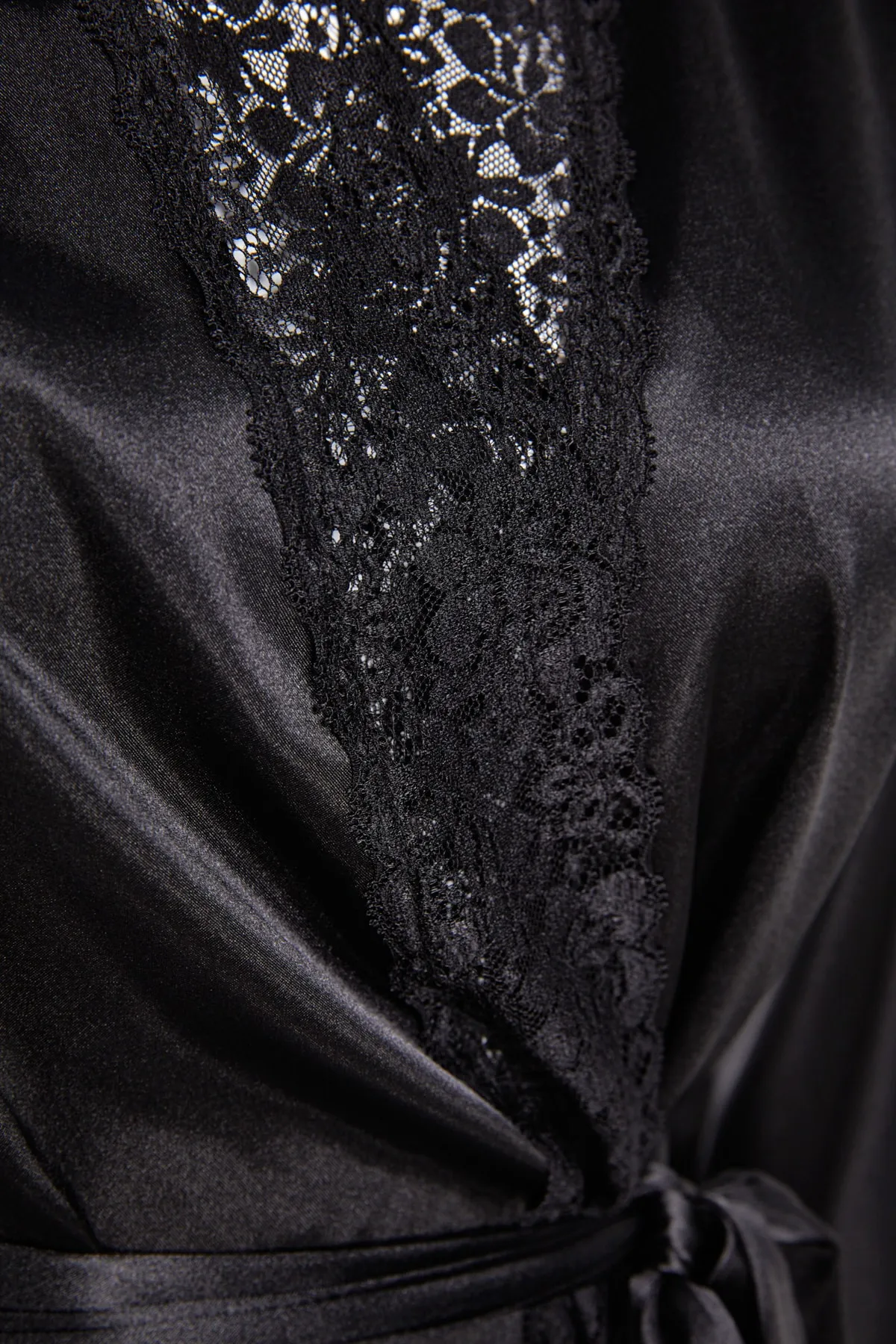Trendyol Curve  Schwarzer, schlichter Morgenmantel aus Satin