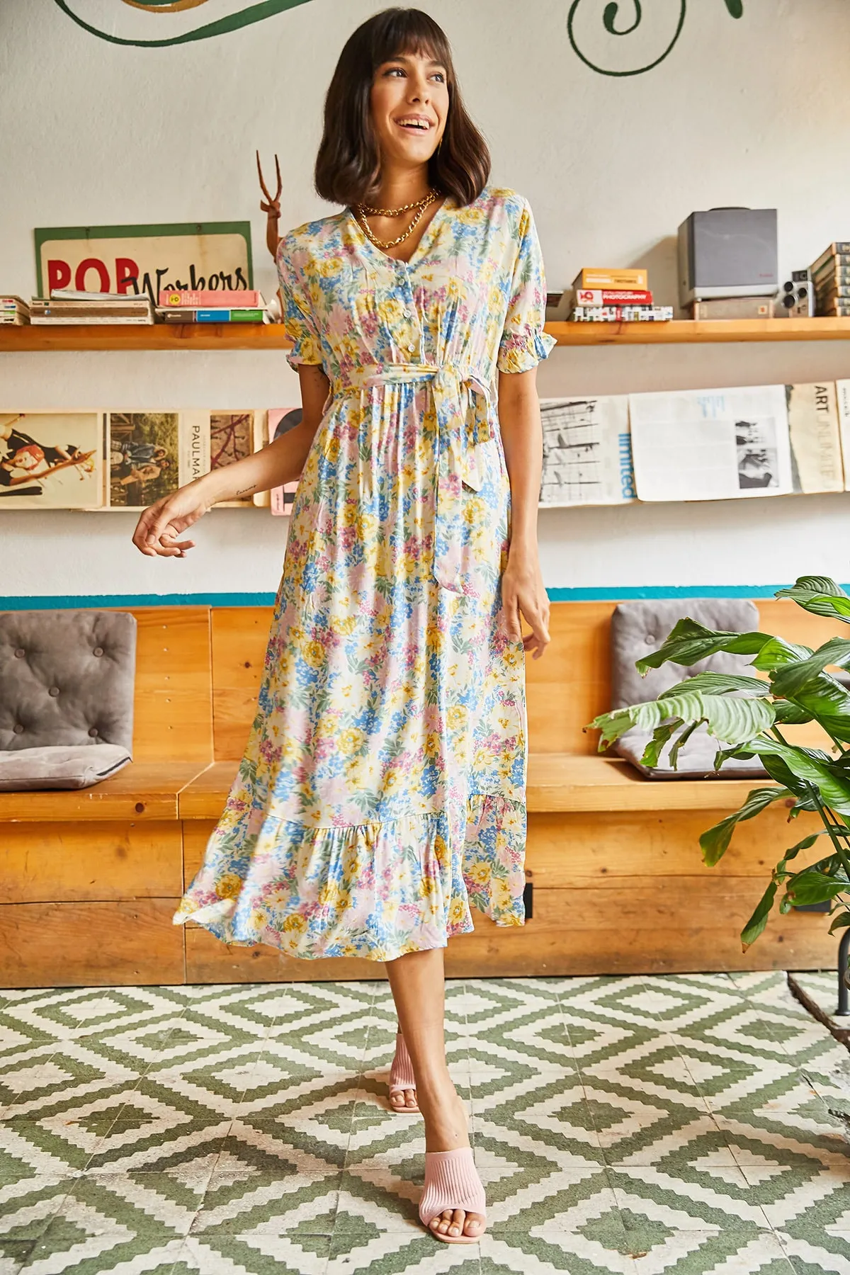 Olalook  Gelbes Damenkleid aus gewebter Viskose mit Knöpfen und Gürtelärmeln ELB-19001524