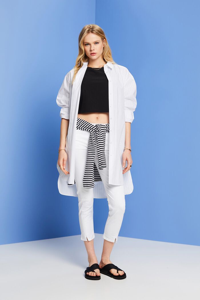 Verkürzte Stretch-Jeans mit Saumschlitzen