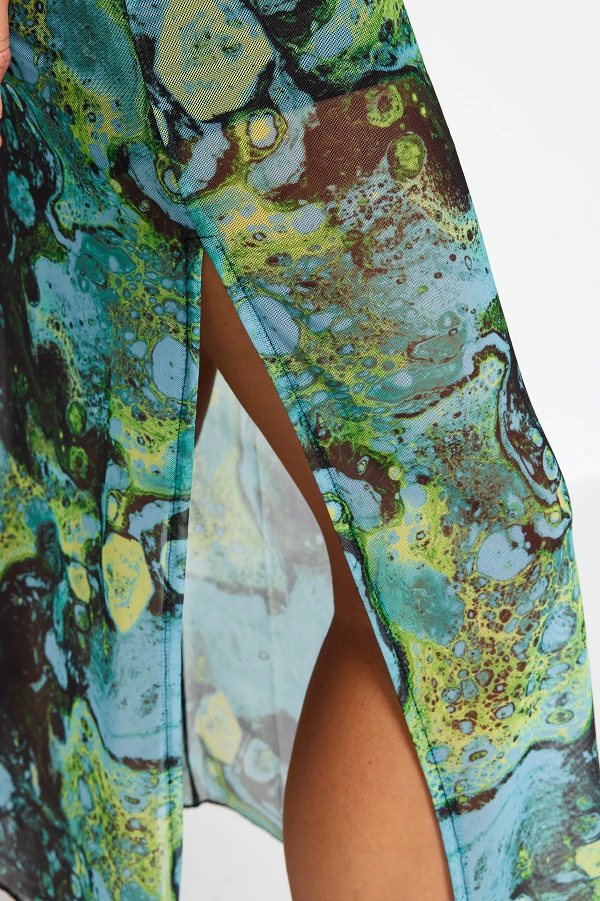 Trendyol Collection  Blau gemusterter Maxi-Rock aus Tüll mit Spitzendetail und Stretch-Strick TWOSS23ET00369