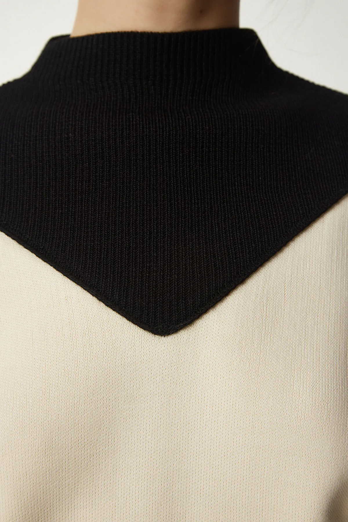 Happiness İstanbul  Cremefarbener Pullover in Blockfarben für Damen, stilvoller Strickanzug, CI00089