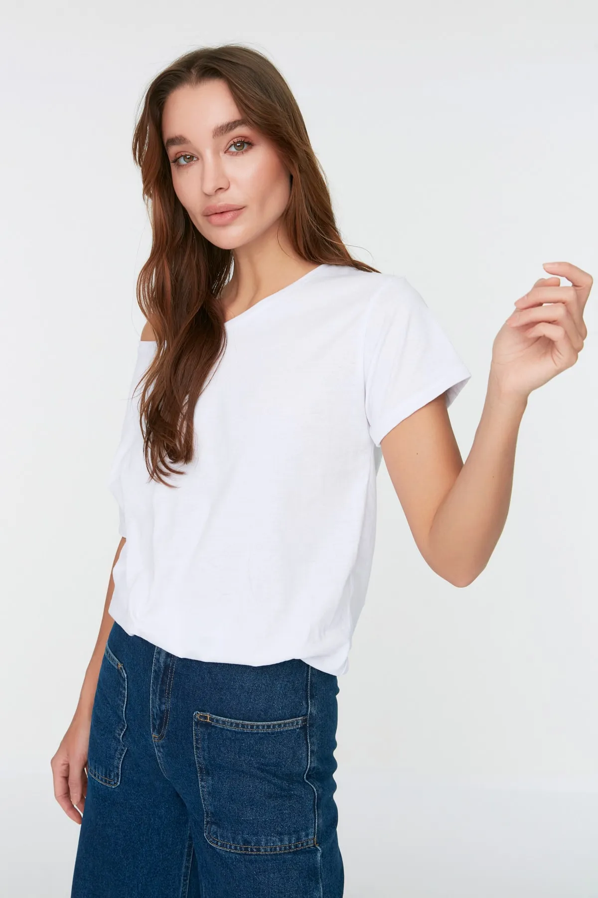 Trendyol Collection  Weißes Boyfriend-Strick-T-Shirt mit U-Boot-Ausschnitt und weiter Passform aus 100 % Baumwolle TWOSS20TS0140