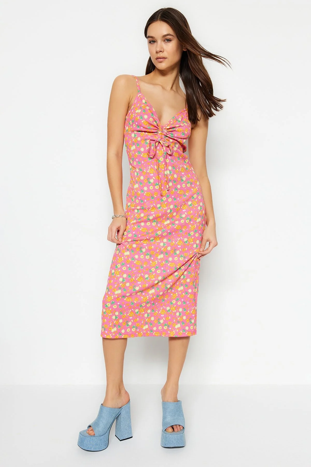 Trendyol Collection  Rosafarbenes, mit Blumenmuster bedrucktes Midi-Strickkleid mit gewickelter Taille und Skater-Trägern TWOSS23EL01454