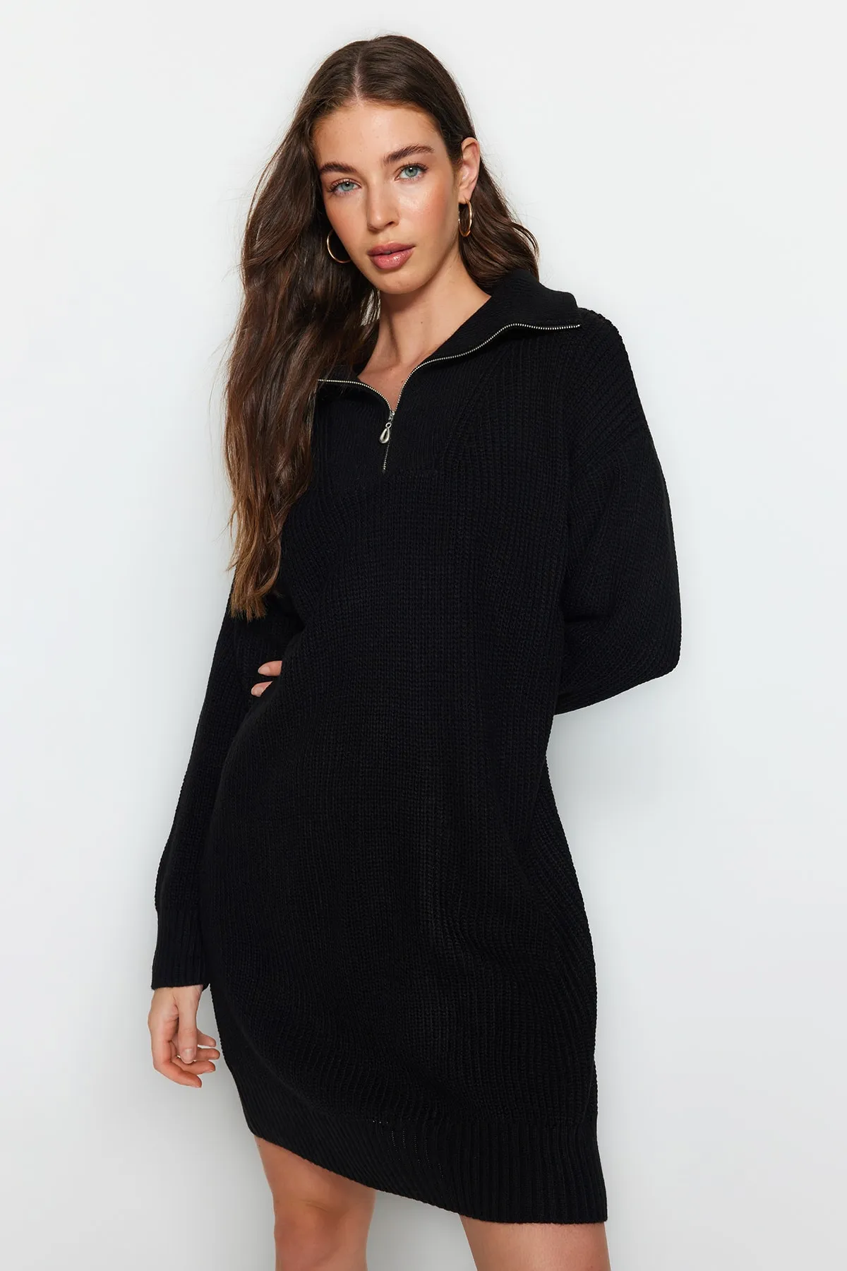 Trendyol Collection  Schwarzes Mini-Strickkleid mit Reißverschluss TWOAW24EL00062