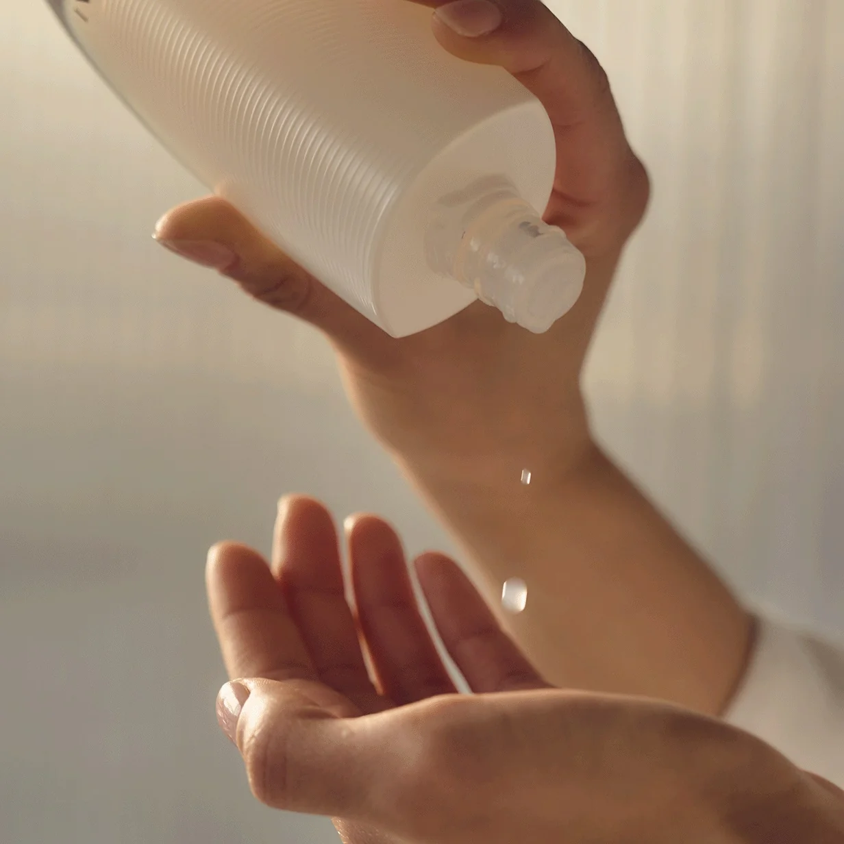 Absolute Silk Micro Essence-In-Lotion - Ενυδατικό υγρό προσώπου, Θρεπτικό υγρό προσώπου, Υγρό προσώπου Global Effect