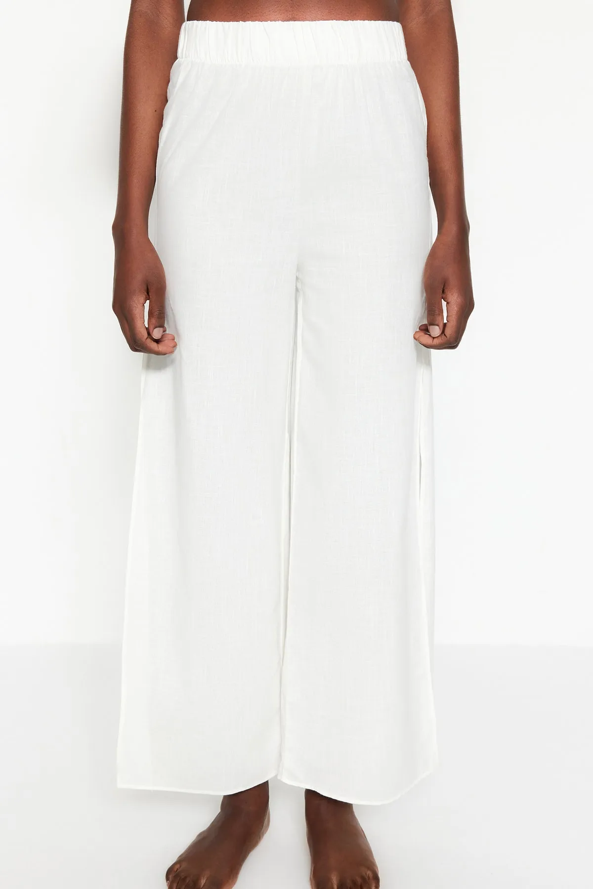 Trendyol Collection  Ecru gewebte Hose mit Schlitz aus 100 % Baumwolle TBESS21PL0493