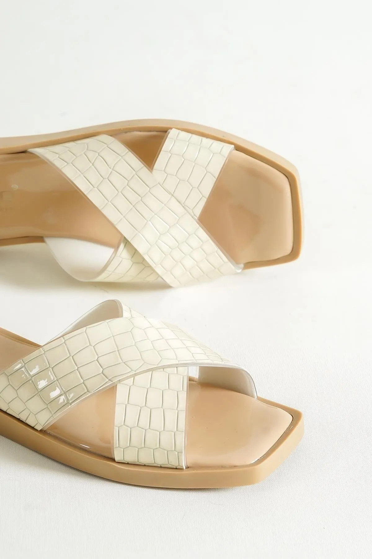 Capone Outfitters  Capone Cross Transparente Riemenpantoffeln