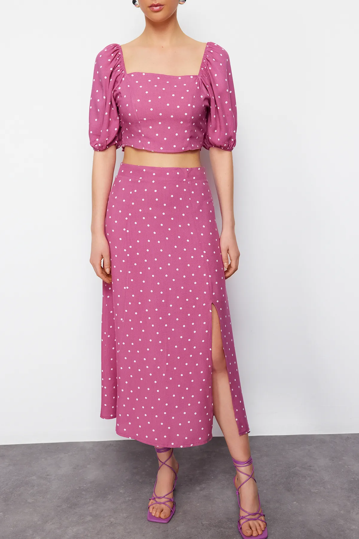 Trendyol Collection  Pflaumenfarbenes, geschlitztes Midi-Set aus Viskosegewebe mit Punkten TWOSS20AU0097