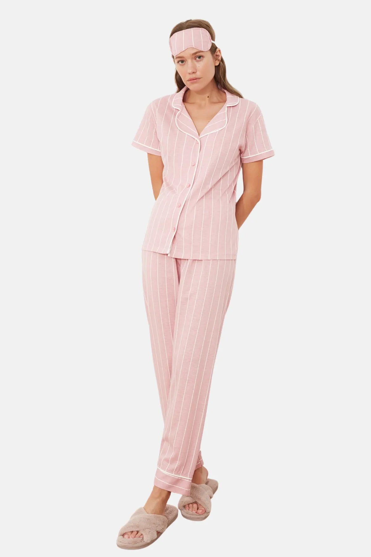 Trendyol Collection  Gestricktes Pyjama-Set mit rosa Baumwollstreifen und Paspelierung und detailliertem Schlafband THMSS21PT1225