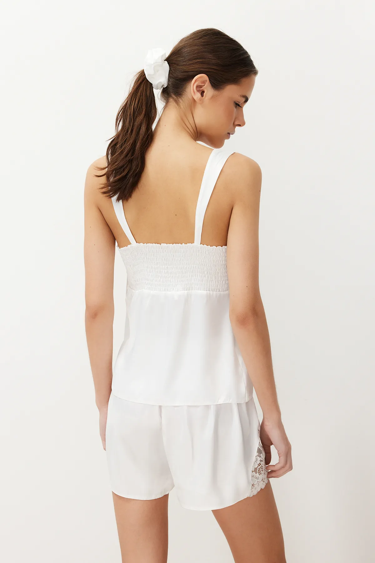 Trendyol Collection  Braut-Pyjama-Set aus Satin mit weißer Spitze und detaillierter Schnalle als Geschenk THMSS24PT00157