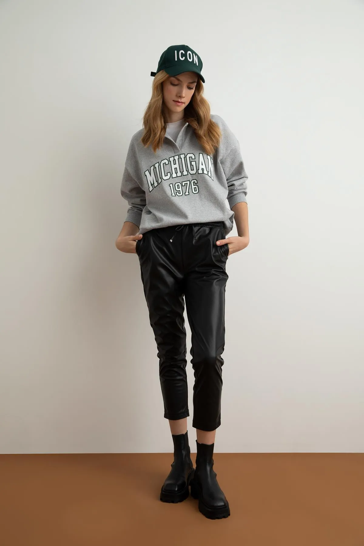 DeFacto  Hose aus Kunstleder mit Jogger-Tasche